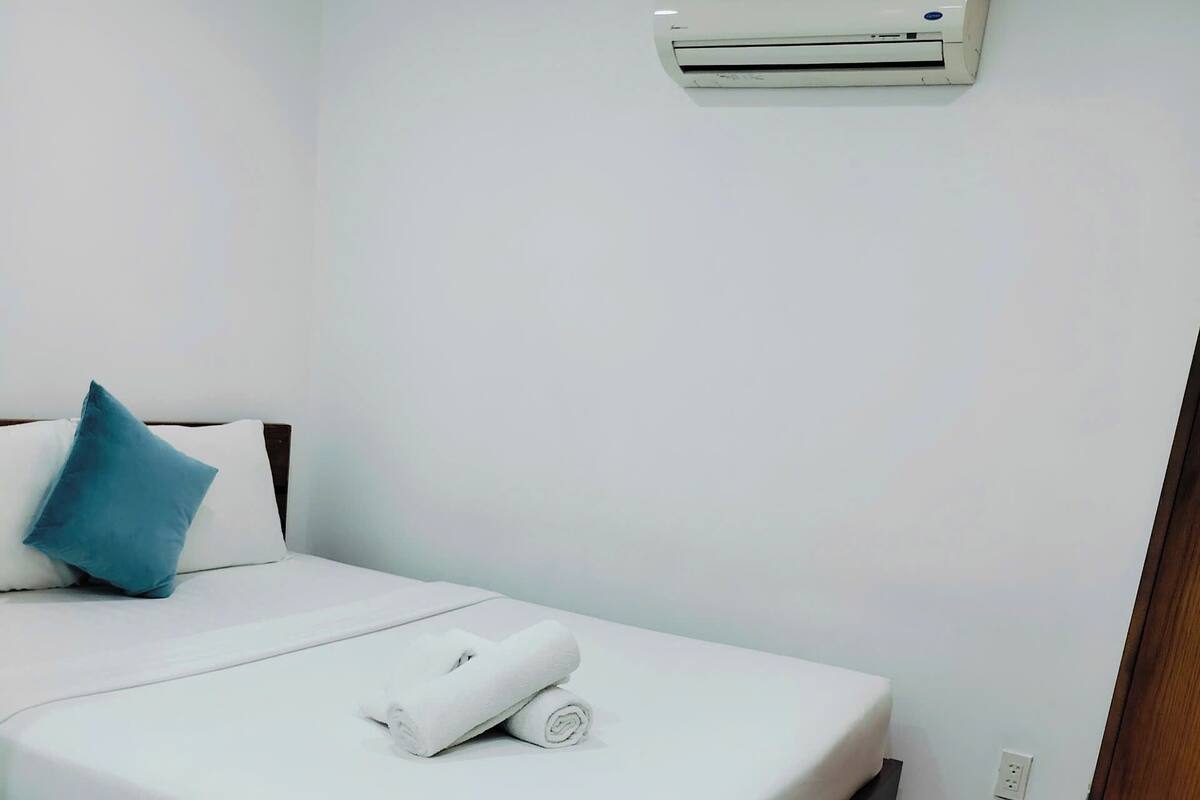Standard shared bathroom | Bộ đồ giường kháng dị ứng, nệm cao su hoạt tính (memory foam) 