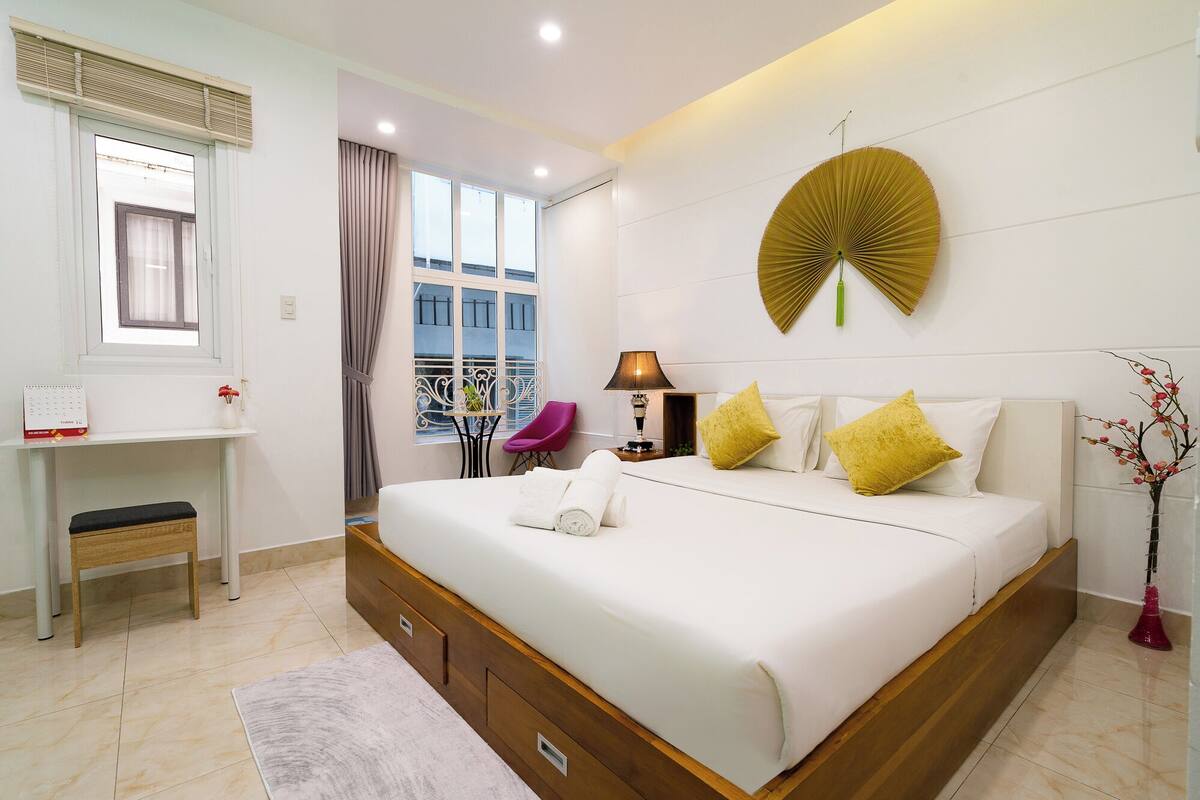 Phòng Deluxe, 1 giường cỡ king | Bộ đồ giường kháng dị ứng, nệm cao su hoạt tính (memory foam) 