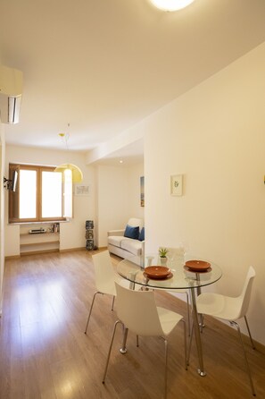 Deluxe-Apartment | Wohnbereich | 30-Zoll-Smart-TV mit Satellitenempfang