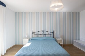 1 chambre, bureau, rideaux occultants, chambres insonorisées