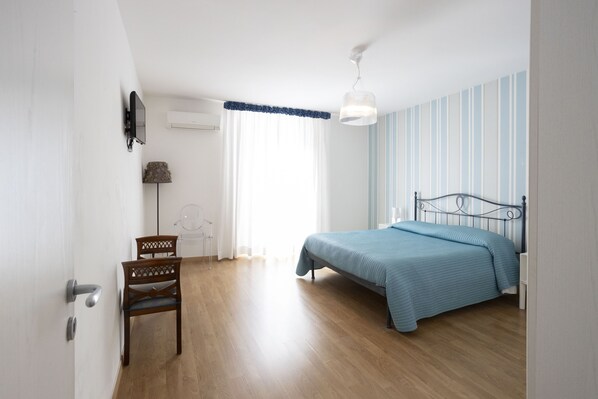 A bedroom with a bed, a chair, a desk, and a lamp. - Amalfi e Positano Home (Salerno)