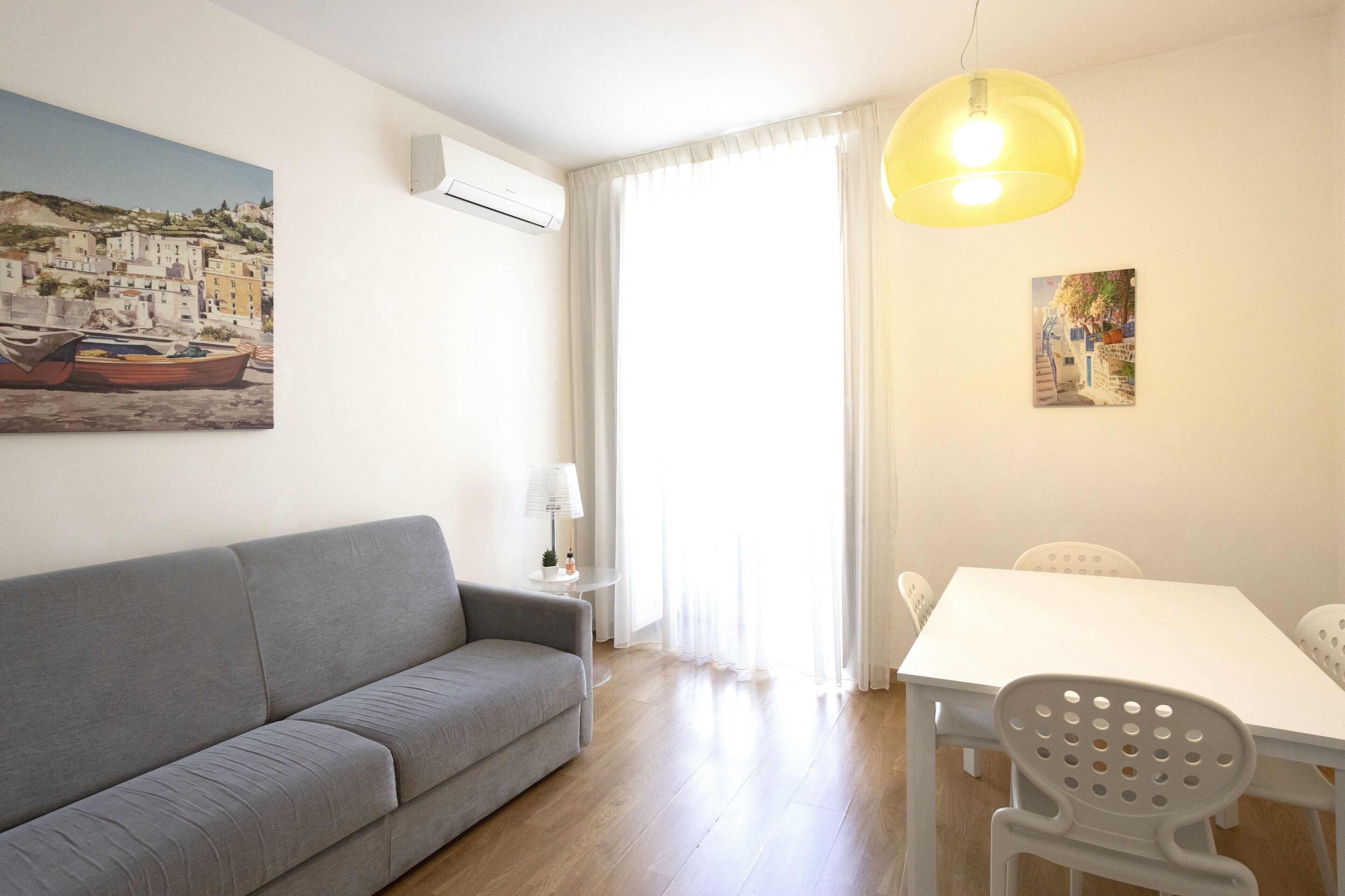 Appartamento Deluxe | Area soggiorno | Smart TV 30 pollici con canali satellitari