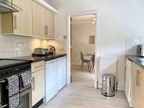 Køleskab, mikrobølgeovn, ovn, kogeplade