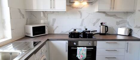 ثلاجة، ميكروويف، فرن، موقد طهي مسطح