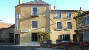 A two-story building with a sign for 'Bar Restaurant' and 'Hotel Magne'. - Hôtel Magne (Saurier)