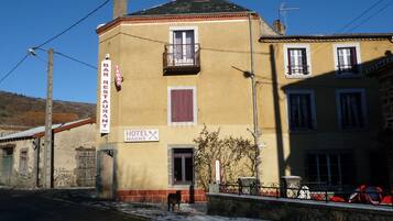 Vista frontal de la propiedad