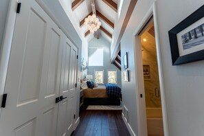 5 bedrooms, desk, free WiFi, bed sheets