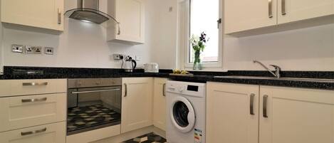 Een koelkast, een magnetron, een oven, een kookplaat