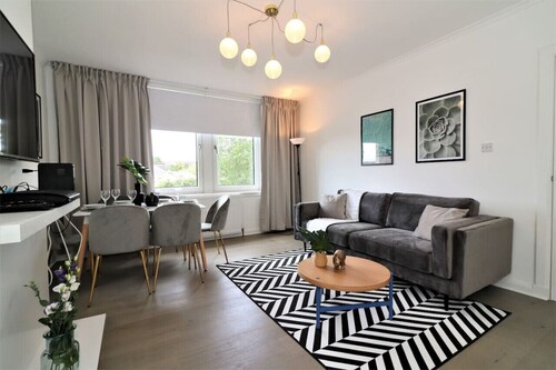 MacIntosh Upper Apartment
