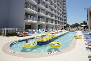 Een binnenzwembad en een buitenzwembad