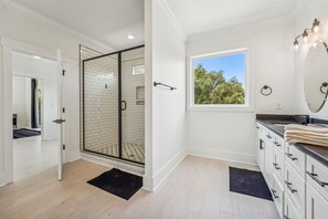 Shower, towels - A Pearl in the Sand-Private Pool-5 minute walk to Beach (North Myrtle Beach)