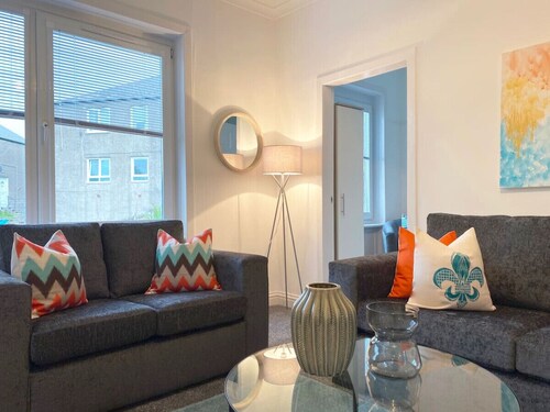 Gladsmuir House - three bedroom upper near motorway and train station Glasgow