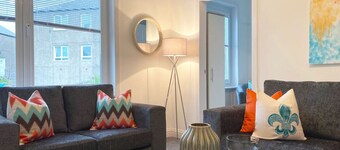 Gladsmuir House - three bedroom upper near motorway and train station Glasgow