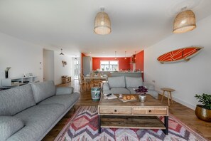 TV, books - 2 Bed in Abbotsham (oc-g28822) (Abbotsham)