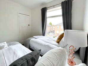 3 室のベッドルーム、デスク、WiFi、ベッドシーツ