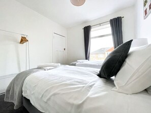 3 bedrooms, desk, WiFi, bed sheets