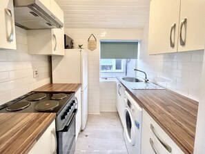 冷蔵庫、調理器具と食器