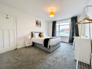 3 bedrooms, desk, WiFi, bed sheets - Kingsbridge Apartment (Rutherglen)