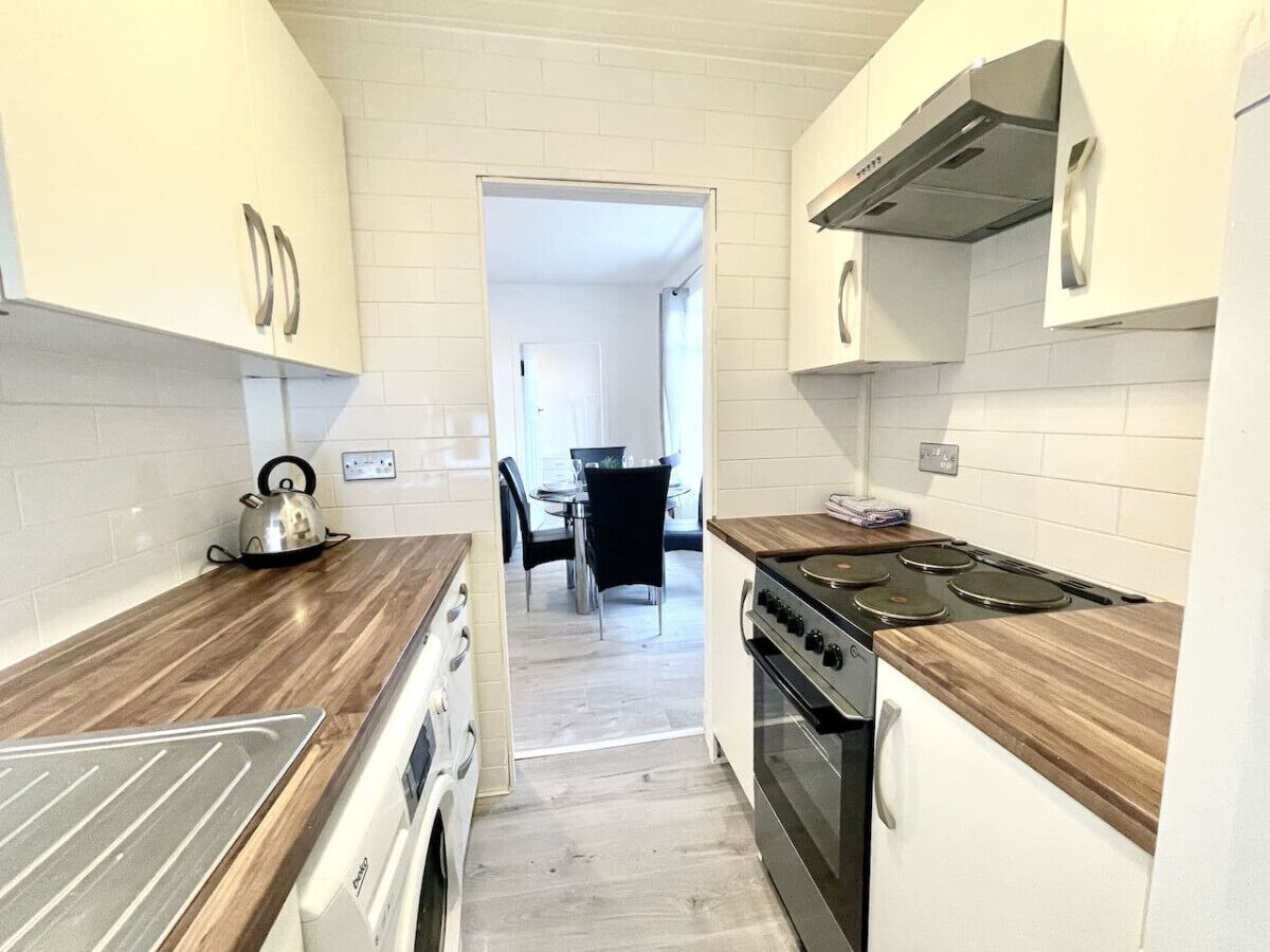 Réfrigérateur, batterie de cuisine, vaisselle et ustensiles