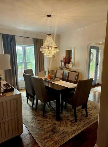 Cozy 3 bedroom house with a pool near the track