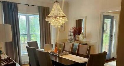 Cozy 3 bedroom house with a pool near the track