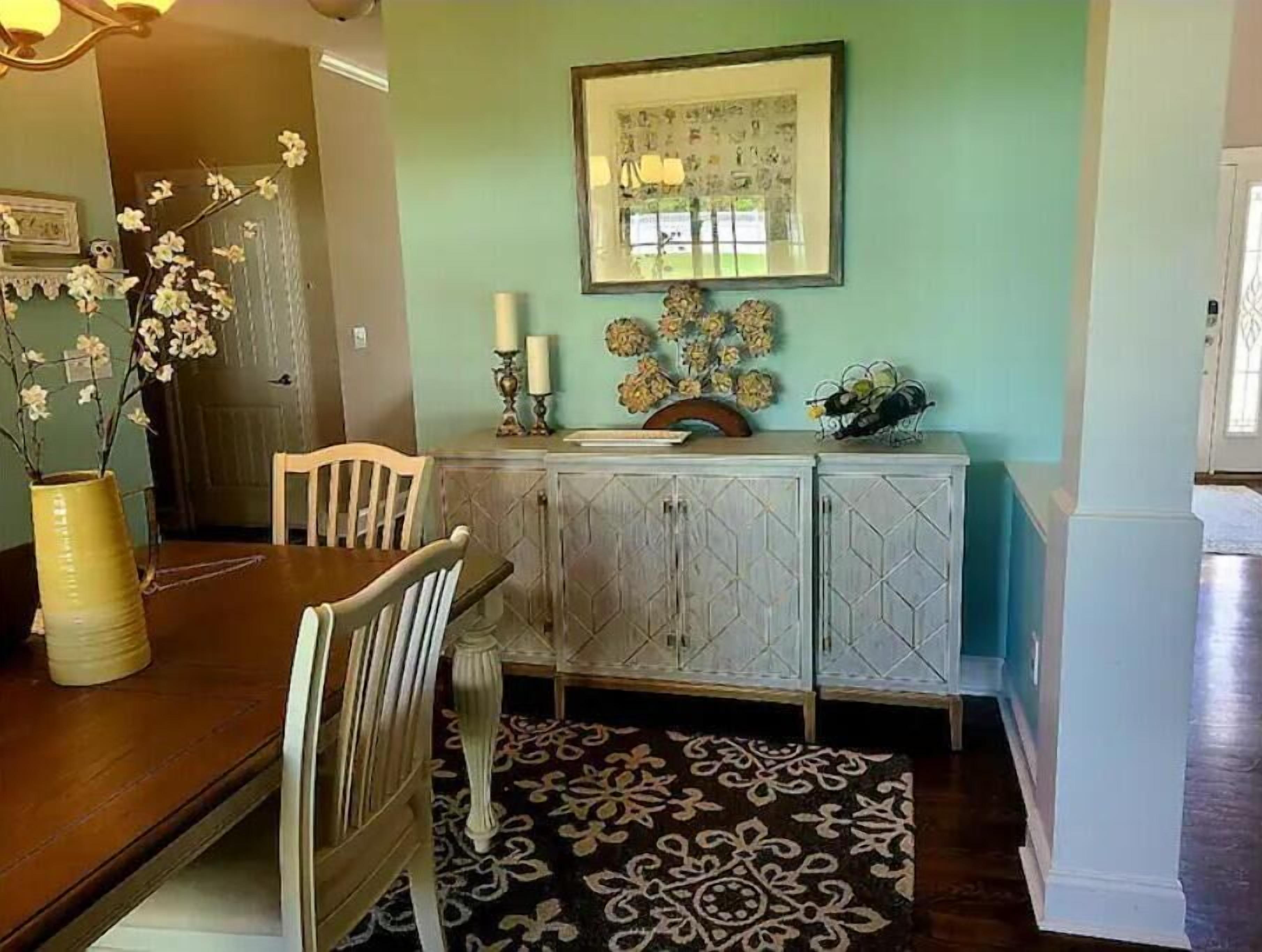Cozy 3 bedroom house with a pool near the track