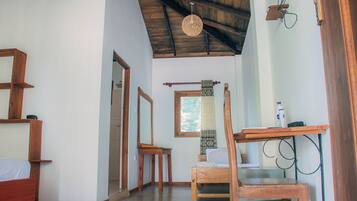 Habitació triple, fumadors, vistes a la piscina | Cobrellits i wifi gratuïta