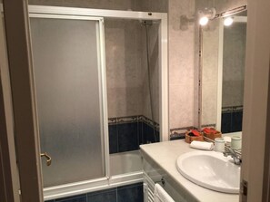 Doccia, asciugacapelli, asciugamani, sapone