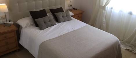 2 chambres, fer et planche à repasser, Wi-Fi, draps fournis