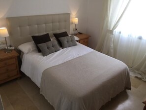 2 bedrooms, iron/ironing board, WiFi, bed sheets - Beautiful large 2 beds coast flat with sunrise sunset,swimming pool and sea-view (Mijas)