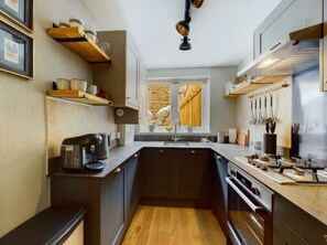 冷蔵庫、電子レンジ、オーブン、コンロ