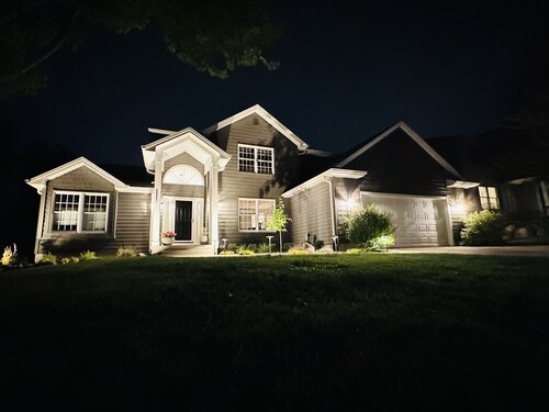 Spacious 4 bdrm home in lovely neighborhood, hot tub, ping pong, workout area. 