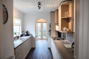 Fridge, microwave, oven, stovetop - The Prestwick Pad - 4 bed Detached Villa (Prestwick)