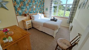 1 habitación, tabla de planchar con plancha y ropa de cama