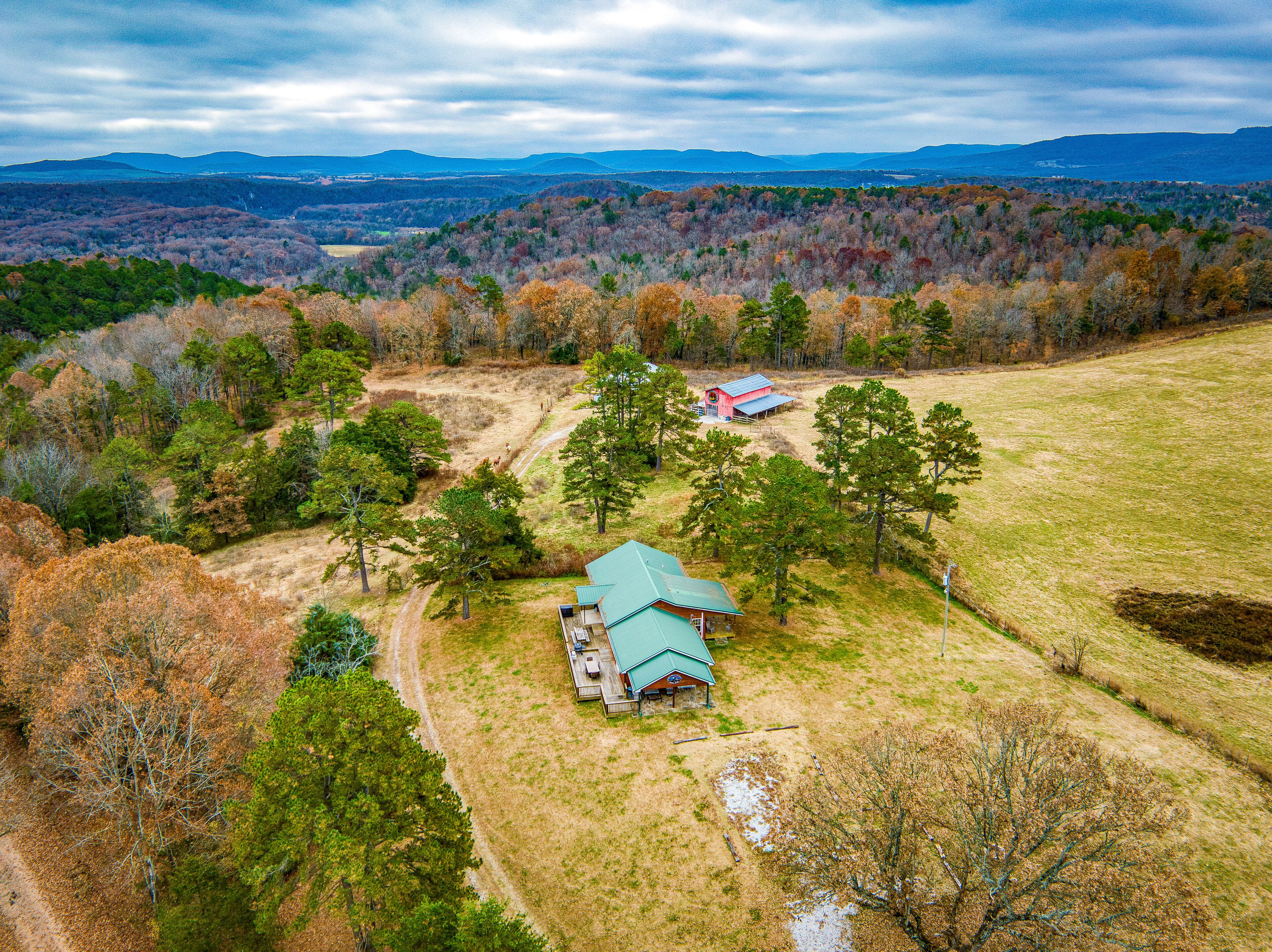 Spacious, Full-Serviced House Fit For 10 people, 1/2 a mile from Baker Ford!
