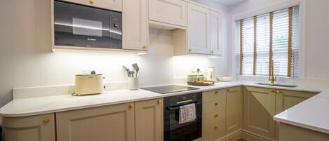 Micro-ondes, four, plaque de cuisson, lave-vaisselle
