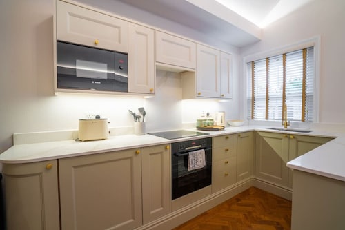 Hazelwick Apartment  Is a wonderful 2 bedroom Apartment