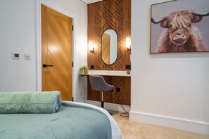 2 bedrooms, iron/ironing board, free WiFi, bed sheets - Hazelwick Apartment  Is a wonderfuk 2 bedroom Apartment in Crawley with street parking (Three Bridges)