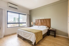 1 habitación, escritorio y espacio para trabajar con laptop 