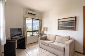 32-吋 LCD 液晶電視，提供有線頻道