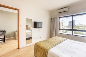 1 bedroom, desk, laptop workspace, blackout curtains - Flat Metropoles by Easy Home (Recife)