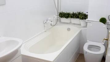 Studio Kota | Kamar mandi | Bathtub, perlengkapan mandi gratis, pengering rambut, dan handuk