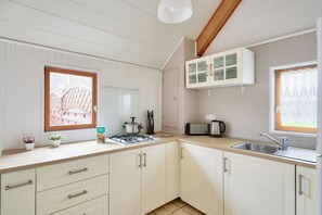 Fridge, microwave, oven, coffee/tea maker
