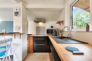 Fridge, oven, stovetop, coffee/tea maker