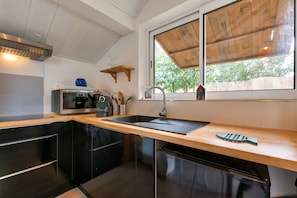 Fridge, oven, stovetop, coffee/tea maker