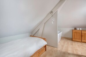 3 室のベッドルーム、アイロン / アイロン台、WiFi (無料)