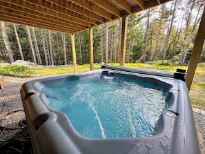 Outdoor spa tub - 65PT New Log Cabin in Private Setting. Hot tub, Fire pit, Gym/Pool Access, and Dog Friendly! (Twin Mountain)