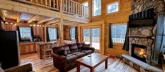 65PT New Log Cabin in Private Setting. Hot tub, Fire pit, Gym/Pool Access, and Dog Friendly!