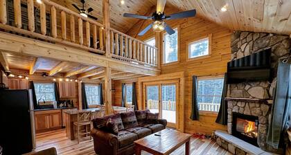65PT New Log Cabin in Private Setting. Hot tub, Fire pit, Gym/Pool Access, and Dog Friendly!