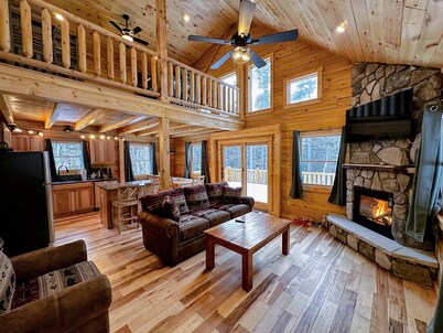 65PT New Log Cabin in Private Setting. Hot tub, Fire pit, Gym/Pool Access, and Dog Friendly!